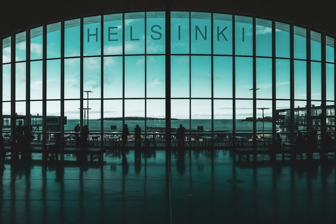 Helsingin terminaalin avara tila, ihmisiä pöytien ääressä meren rannalla